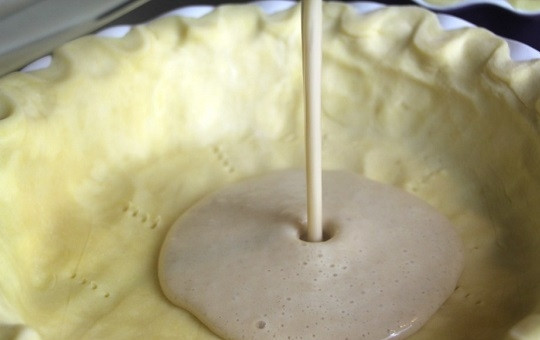 1. Этап. Пирог с начинкой из фасоли: 7. В жаропрочную форму выложите песочное тесто, сформировав корж (в данном случае оно готовое). Вылейте аккуратно начинку.