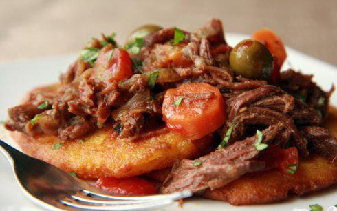 1. Этап. Говядина с кукурузными лепешками: 6. Подавать лепешки с говядиной и овощами.