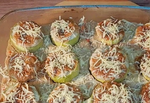 1. Этап. Аппетитная закуска из кабачков и индейки: 19. Затем снимаем фольгу и посыпаем стаканчики тертым сыром. На горячих стаканчиках, он моментально расплавляется. Аппетитная закуска готова! Такое блюдо вкусно и в теплом, и в холодном виде. Приятного аппетита!