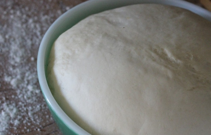 1. Этап. Рулет с маком из дрожжевого теста: 1. Вначале надо дрожжи перемешать с сахаром и залить теплой водой. Ждем, пока пойдут пузыри: опара готова. Теперь добавляем взбитые отдельно яйца, немного размягченного масла и молоко. Вводим муку. Перемешаем. Пусть два часа постоит в теплом месте без сквозняков.