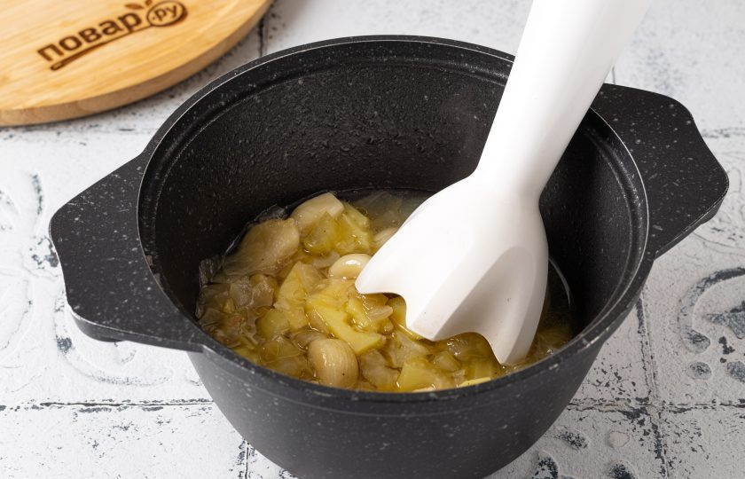 1. Этап. Чесночный суп: Измельчите суп блендером до однородной кремовой консистенции.