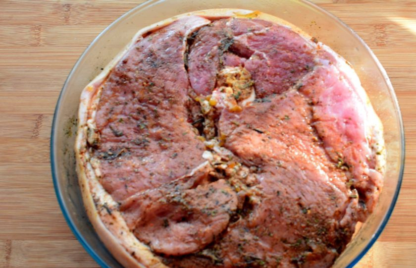 1. Этап. Ароматная свинина в духовке: Мариновать мясо следует от 3 часов до 3 суток. Если маринуете в течение продолжительного времени, переодически переворачивайте мясо. За час до приготовления достаньте форму с мясом из холодильника и дайте ему согреться. На фото мясо, маринованное двое суток.