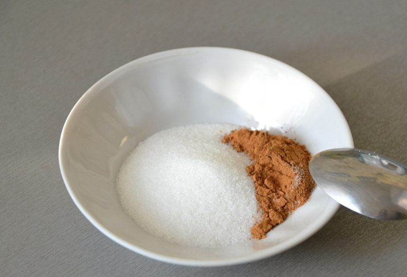 1. Этап. Сладкие начинки для блинов: Первая начинка. Она самая легкая. Смешайте сахар и корицу.