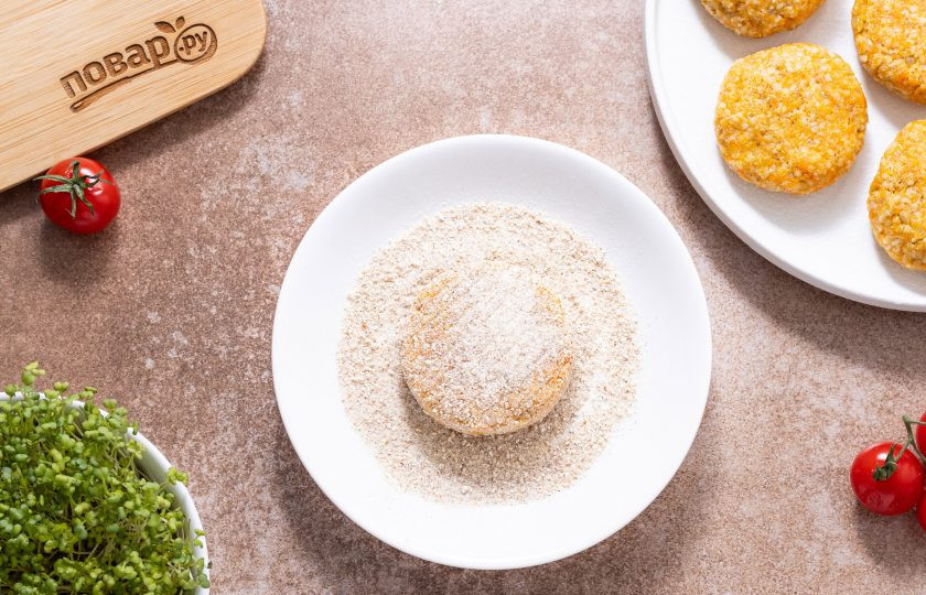 1. Этап. Котлеты из ячневой каши: Сформируйте из получившейся массы котлетки. Масса получается очень липкой, поэтому удобнее делать это влажными руками. Обваляйте каждую в муке или панировочных сухарях.