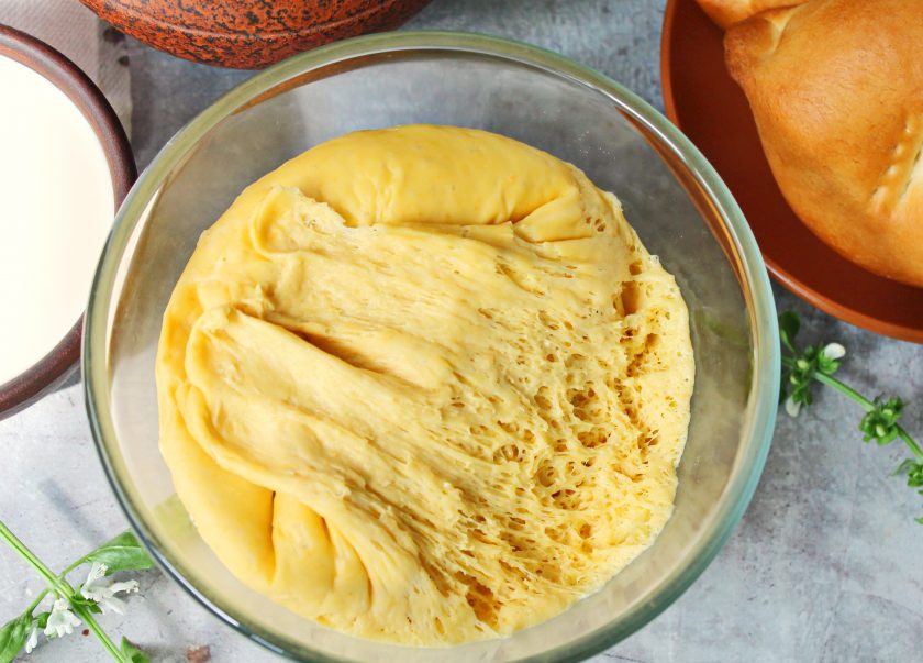 1. Этап. Морковное тесто: Глубокую миску смажьте растительным маслом и выложите в нее тесто, накройте. Уберите миску в теплое место на 45-60 минут для подъема. Спустя время тесто хорошо поднялось, теперь можно приступать к формированию выпечки.