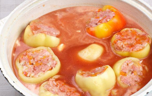 1. Этап. Фаршированный перец классический: В кастрюлю наливаем масло для жарки и выкладываем наши фаршированные овощи. Сметану перемешиваем с соком томатов, выливаем эту заправку в нашу кастрюлю.