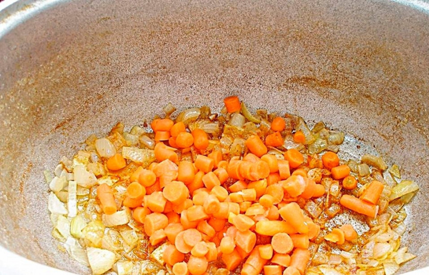 1. Этап. Венгерский бограч: Морковь чистим и нарезаем. Добавляем к луку и продолжаем обжаривать на небольшом огне. Не забываем помешивать.