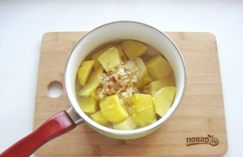 1. Этап. Вареники на минеральной воде: Добавьте жареный лук в отварной картофель.