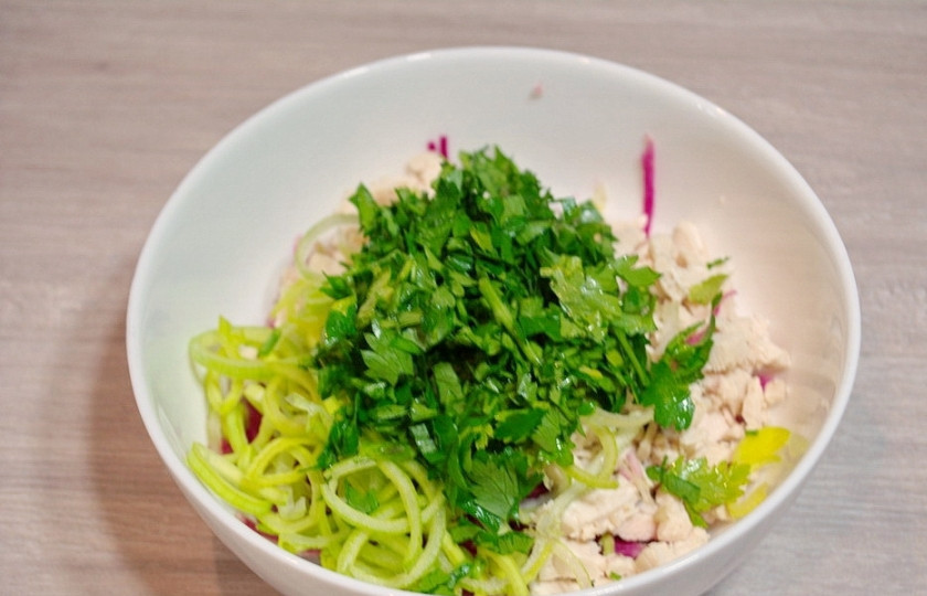 1. Этап. Салат Гнездо на Новый год 2025: Измельчите любую зелень. Я использую только петрушку, но можно взять зелень на ваш выбор. Заправьте салат сметаной, приправьте солью и перцем.