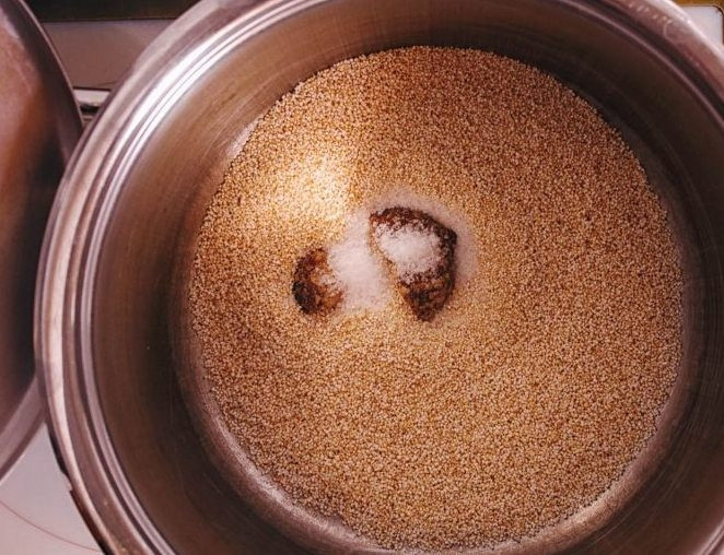 1. Этап. Амарант: Поставьте воду в кастрюле на огонь, добавьте соль, сахар и семена амаранта. Варите для начала на сильном огне до закипания, после чего поставьте на минимум и варите 10-15 минут.