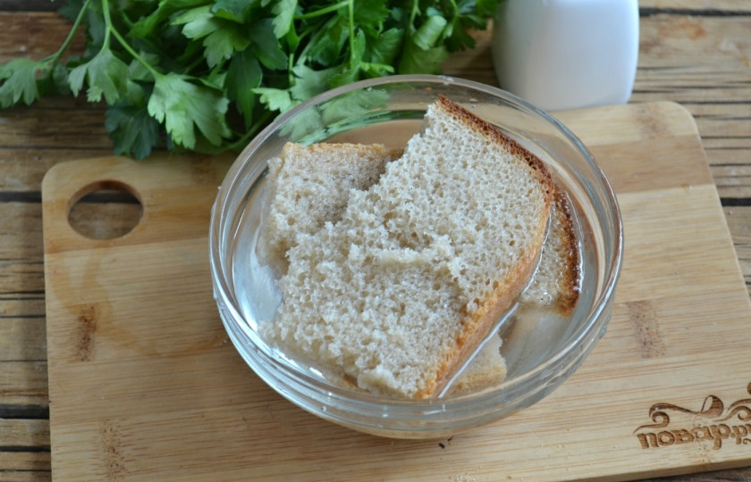 1. Этап. Котлеты из фарша с начинкой: Хлеб замочите в холодной воде.