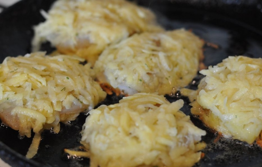 1. Этап. Рыба в картофельной корочке: Тем временем картошку почистите и натрите на терке. Яйцо взбейте. Сковородку разогрейте, налейте в неё масло растительное. Кусочек рыбы сначала обмакните в яйцо, а потом обваляйте в тертой картошке, хорошенько при этом придавливая. Выложите кусочки на разогретую сковороду.