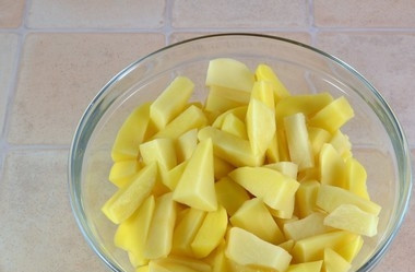 1. Этап. Картофель с курицей в духовке: Картофель промойте, почистите и нарежьте брусочками.