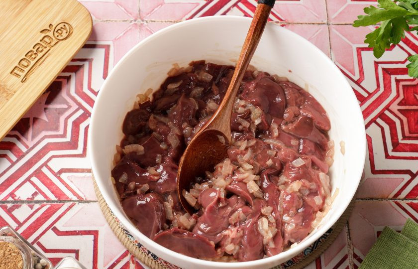 1. Этап. Печень в микроволновке: Перемешайте и поставьте в микроволновку на 3 минуты. Обязательно накройте ёмкость сверху крышкой или любой подходящей по размеру тарелкой.