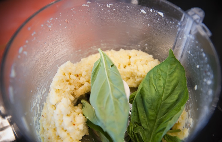 1. Этап. Гренки с сыром и чесноком: 6. Базилик промойте и добавьте к сыру и чесноку. Прокрутите его в блендере несколько раз.