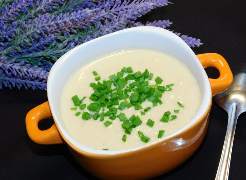 1. Этап. Сливочный суп-пюре с курицей и грецкими орехами: При подаче посыпьте суп свежей зеленью. Приятного аппетита!