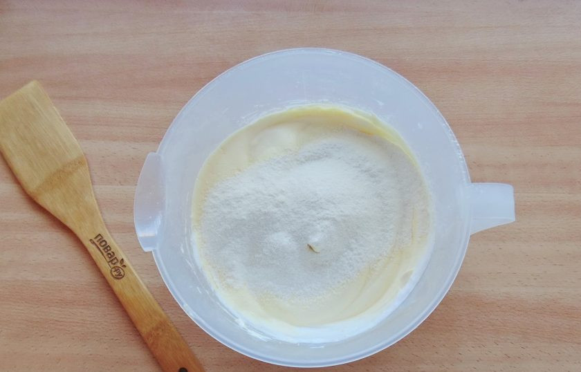 1. Этап. Бисквит с шоколадной глазурью: Насыпьте разрыхлитель для теста и постепенно добавьте просеянную муку.