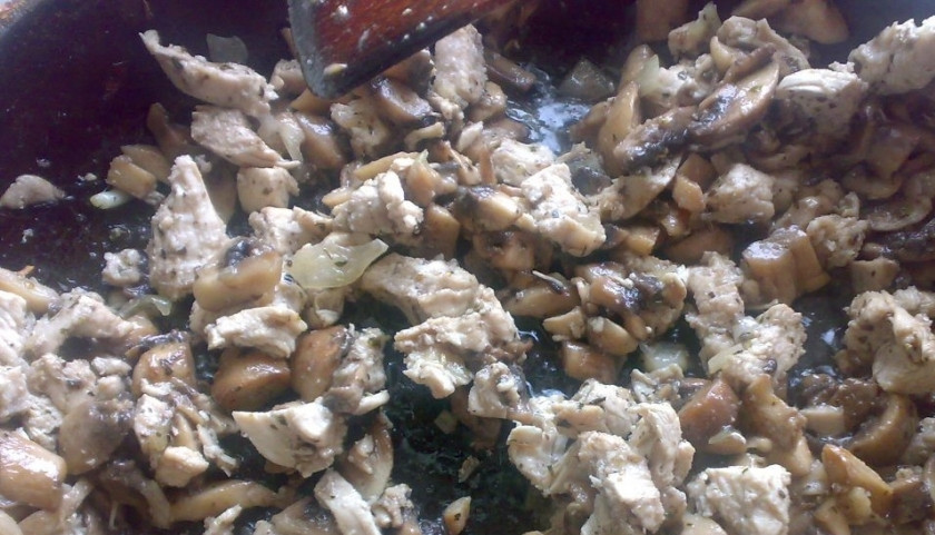 1. Этап. Пирог с курицей и грибами: Очистите лук и нарежьте его кубиками. Вымойте грибы, обсушите и нарежьте на четверики или мельче. Обжарьте грибы до полуготовности вместе с луком на сковороде с добавлением растительного масла. Затем добавьте нарезанную отварную куриную грудку. Посолите, добавьте специи и доведите до готовности. Это будет начинка для пирога.