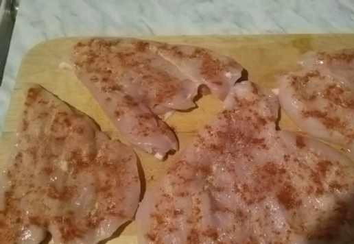 1. Этап. Грудка куриная для бутербродов ПП: Отделить мясо от косточки. У меня была крупная грудка на кости. Разрезать каждую половинку вдоль, не дорезая до конца и развернуть, чтобы получился пласт. Я еще разрезала каждую часть пополам. Если у вас небольшая грудка, то можно и не разрезать, тогда получится 2 рулета. Каждый пласт посолить и посыпать специями.