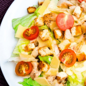 Салат Цезарь (плюс соус)