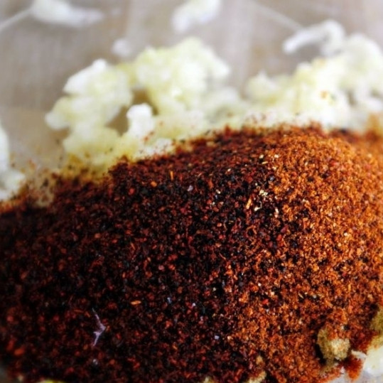 1. Этап. Куриные бедрышки, маринованные в пиве: В ту же миску добавим специи.