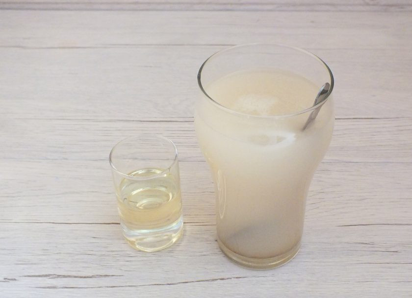 1. Этап. Фокачча в хлебопечке: В теплой воде растворите дрожжи, соль, сахар.