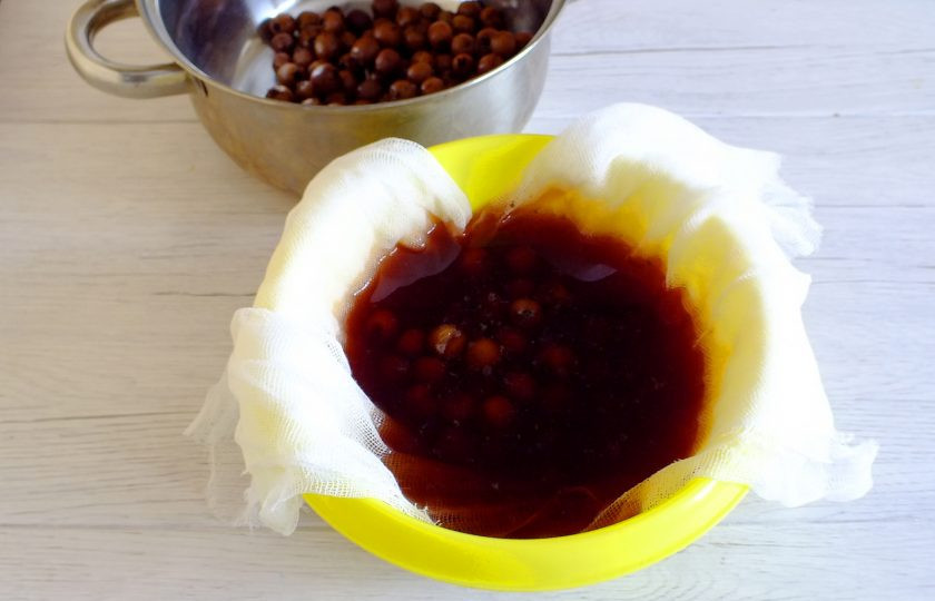 1. Этап. Морс из боярышника: По истечении времени полученный отвар процедите через несколько слоёв марли или очень частое сито. Ягоды больше не понадобятся.