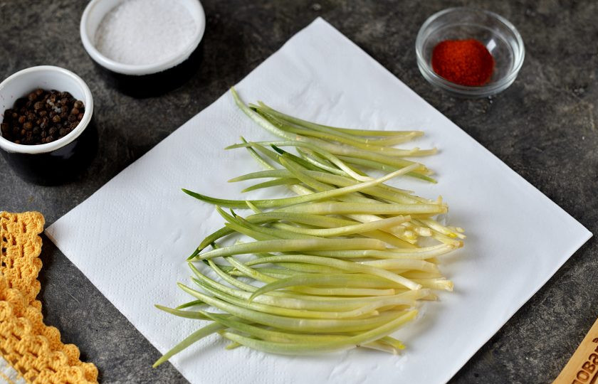 1. Этап. Намазка на хлебцы Сало с черемшой: Черемшу промойте под проточной водой, вытрите насухо бумажной салфеткой, разрежьте пополам.