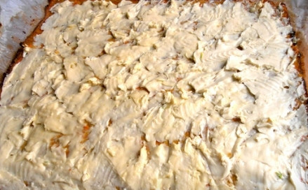 1. Этап. Морковный рулет с сырной начинкой: Намазываем на слегка остывший морковный корж начинку, оставив немного для украшения верха. Но можно всю начинку отправить внутрь рулета.