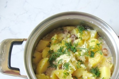 1. Этап. Свинина со сметаной и картофелем: 3. Достаньте кастрюлю, положите в неё мясо и картофель. Добавьте воду, следите за тем, чтобы вода не полностью покрывала картофель. Поставьте кастрюлю на огонь. Через 10 минут положите лавровый лист. Посолите, поперчите. Варите до готовности картофеля. Добавьте сметану, дайте покипеть еще 6 минут. Очистите чеснок, измельчите его. Посыпьте измельченным чесноком свинину с картофелем. Промойте укроп, нарежьте его. Добавьте в свинину с картофелем.