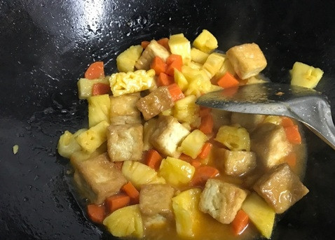 1. Этап. Тофу во фритюре с ананасом: Через пару минут добавляем кусочки ананаса и крахмал, разбавленный в воде. Готовим еще пару минут, помешивая.