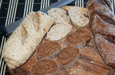 1. Этап. Салат из моркови и сыра: Нарезаем хлеб разных сортов на ломтики. Можно их слегка подсушить в тостере.