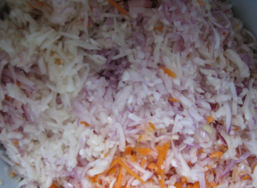 1. Этап. Салат на зиму с рыбой: 2. Лук и морковь мелко режем или измельчим в блендере. Помидоры тем временем варим 20 минут.