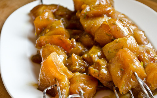 1. Этап. Курица, маринованная в соевом соусе: 5. Курица, маринованная в соевом соусе в домашних условиях может быть приготовлена разными способами - на сковороде, в духовке или на костре. В таком виде ее можно взять на пикник, а затем одеть на шампура и приготовить на мангале.