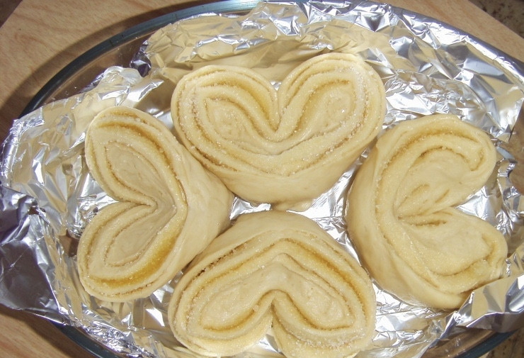 1. Этап. Булочки-сердечки с сахаром: Выкладываем булочки-сердечки в форму для запекания, которую предварительно застилаем бумагой для выпечки или фольгой. Выпекаем на протяжение 25 минут при 180 градусах.