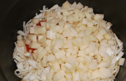 1. Этап. Вегетарианские щи в мультиварке: И, наконец, картошку.