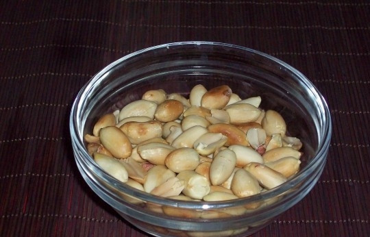 1. Этап. Конфеты из детской смеси Малютка: 4. Тем временем поджариваем и измельчаем арахис. Замешиваем своеобразное тесто, отправляем его в холодильник на 30 минут.