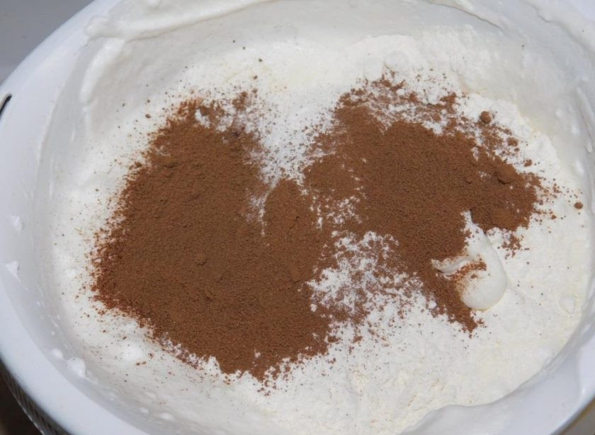 1. Этап. Шоколадный торт с малиной: Аккуратно введите муку, соду и какао. Перемешивайте венчиком.