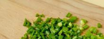 1. Этап. Фриттата в мультиварке: Нарезаем вымытый и обсушенный зелёный лук, также моем и обсушиваем шпинат.