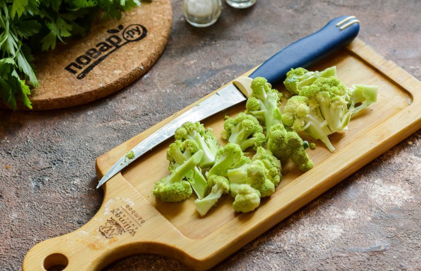 1. Этап. Омлет с брокколи на пару: Соцветия брокколи ополосните и просушите. Нарежьте брокколи небольшими кусочками.