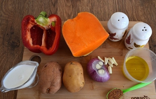 1. Этап. Супчик для души: Духовку разогрейте до 200 °C. Подготовьте необходимые продукты. Овощи вымойте, лук и чеснок очистите. Удалите семена и плодоножку у перца.