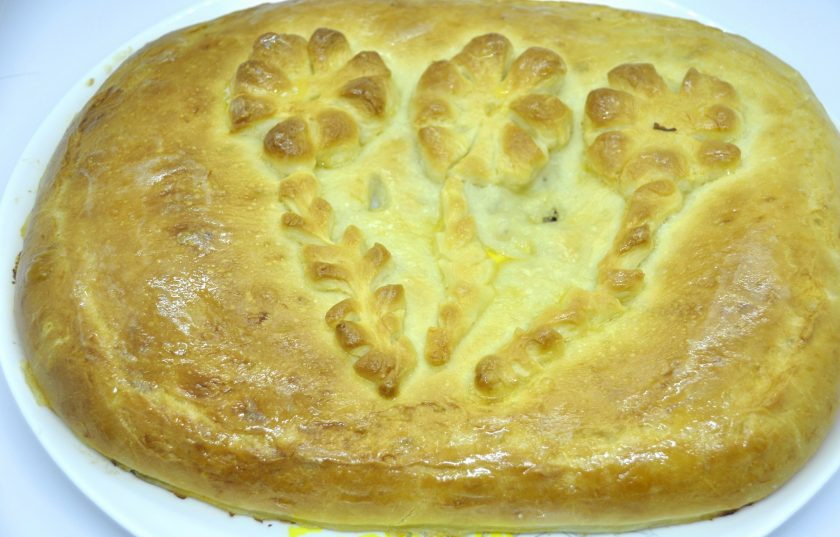 1. Этап. Пирог с зубаткой: Готовый пирог переложите на блюдо, можно смазать кусочком сливочного масла.