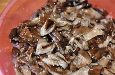 1. Этап. Грибная запеканка в духовке: Затем их мелко нарезаем.