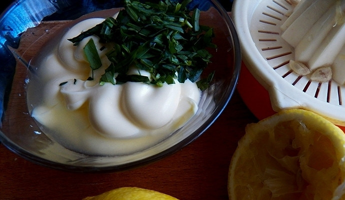 1. Этап. Салат Новогоднее настроение: Выдавите сок одного небольшого лимона в пиалу с майонезом и тархуном. Сока должно получиться пару столовых ложек. Тщательно перемешайте соус, поставьте его в холодильник на пару часов.