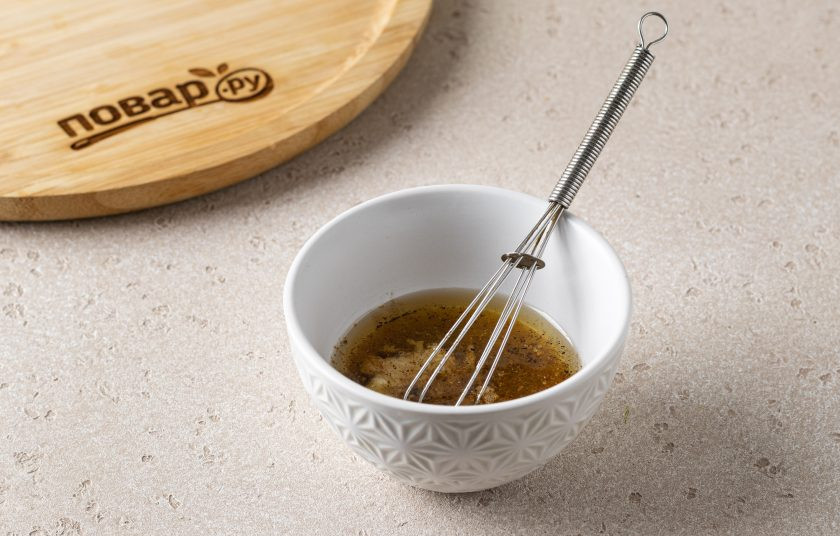 1. Этап. Салат из соевой спаржи с огурцом: Для заправки смешайте кунжутное масло, лимонный сок и соевый соус. Добавьте туда оба вида молотого перца, все перемешайте.