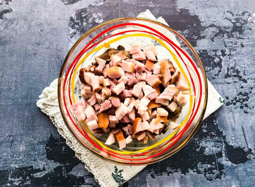 1. Этап. Салат Гнездо с чипсами: Курицу нарежьте небольшими кусочками.