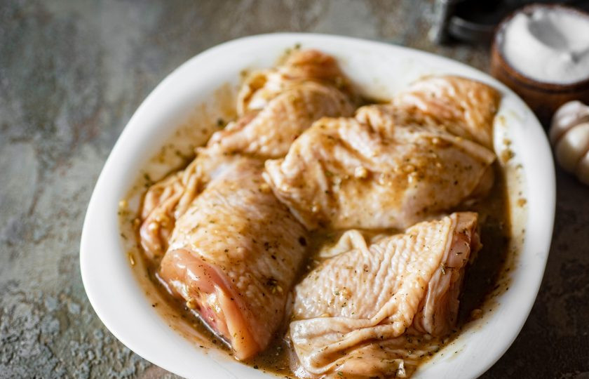 1. Этап. Куриные бедра в аэрогриле: Маринад выложите на куриные бедра и обмажьте каждое бедро со всех сторон. Оставьте миску с бедрами мариноваться в холодильнике на 1-2 часа.