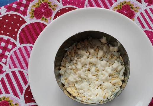 1. Этап. Слоёный рыбный салат Лето: Затем смазать майонезом.