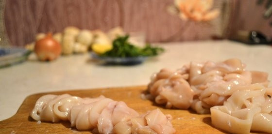 1. Этап. Кальмары, тушенные с шампиньонами: Кальмара помойте, удалите хрящики и пленки. Нарежьте кусочками или полукольцами на свое усмотрение.