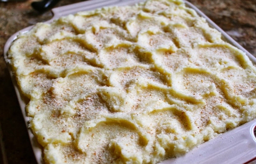 1. Этап. Пирог с моцареллой и ветчиной: Шаг 8. Выложите снова картофельную массу, а на неё — ветчину и моцареллу. Затем выложите остаток картофельной массы. Присыпьте сухариками.